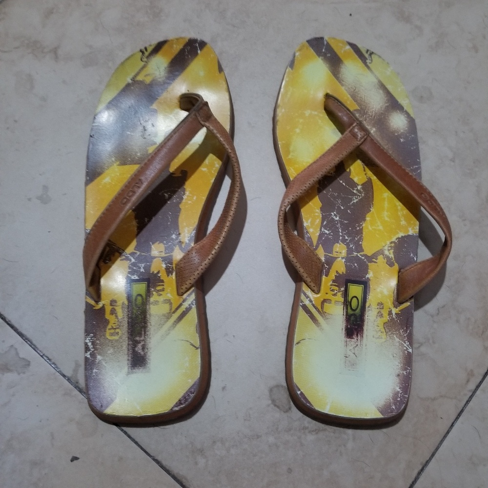 ***SOLD***Men's ALDO flip flops 11 like new